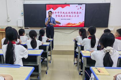 法治春雨育幼苗 团结之花映校园